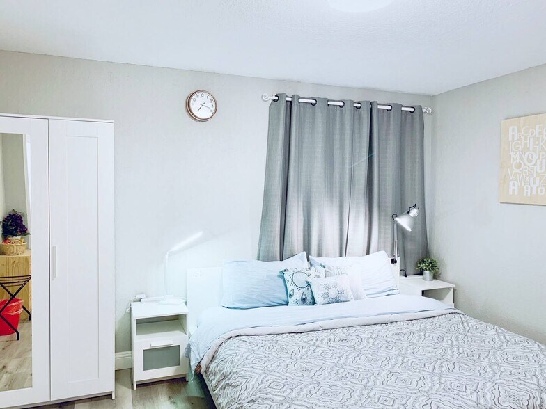 #103 - King size bed - 1495 Kavanaugh Dr