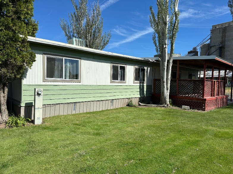 Building Photo - 712 SE Railroad Ave