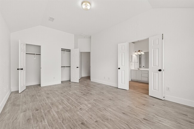 Building Photo - 3143 Oakwood Run Dr