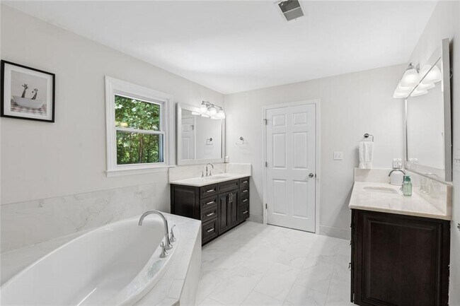 Building Photo - 210 Willow Lk Cv