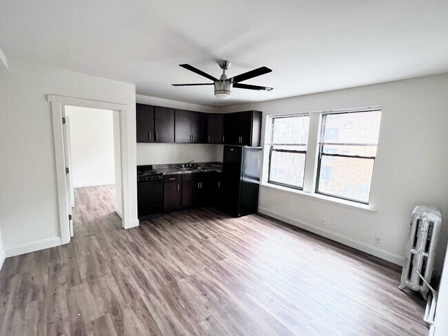 Building Photo - 3933 N Clarendon Ave