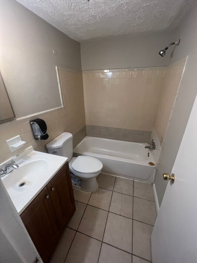 Building Photo - Cozy 3 Bedroom 1 Bathroom Condo- Convenien...