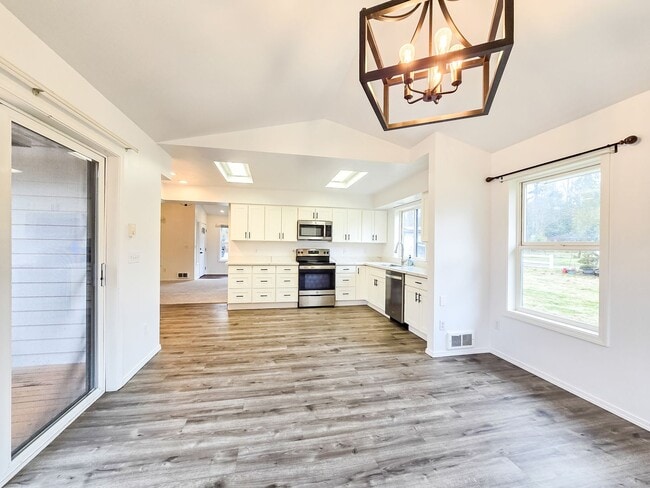 Building Photo - Modern 3BD 2BA Rambler