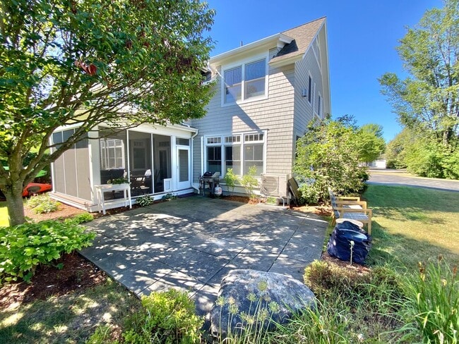 Building Photo - 120 Fairway Dr