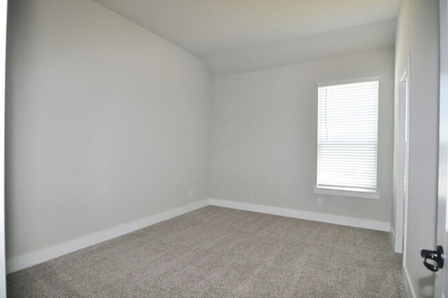 Building Photo - Fantastic 4-3-3 in Weatherford, Azle ISD!