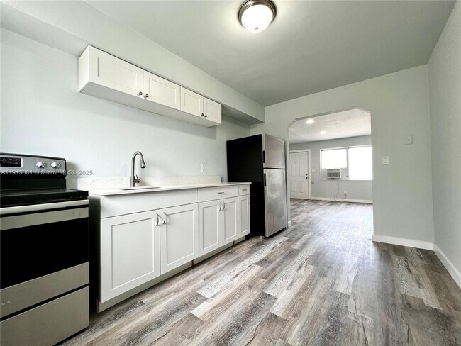 Primary Photo - 829 NW 10th St