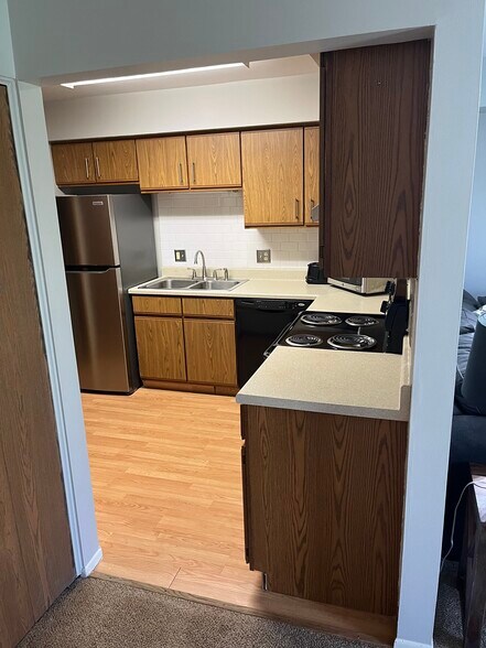 Kitchen - 102 Hartford Ct