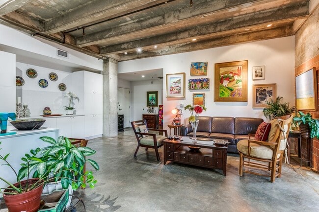 Building Photo - FANTASTIC 2-BEDROOM KING WILLIAM CONDOMINIUM