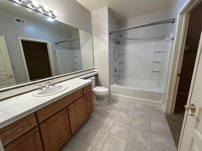 Building Photo - Nice condo located in Balboa Park. Water/Sewer/Garbage included