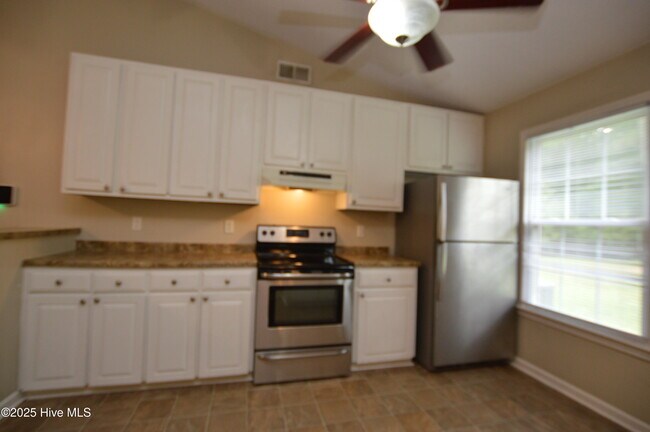 Building Photo - 121 Hunting Green Dr