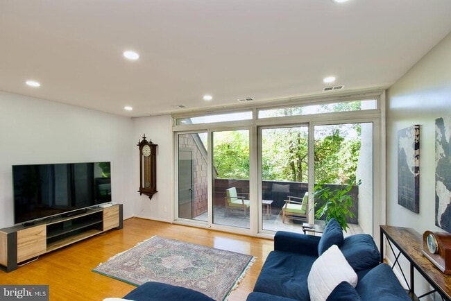 Building Photo - 2204 S Quincy St