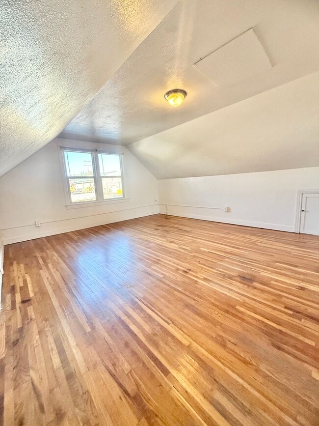 Building Photo - Move in ready home on S Park