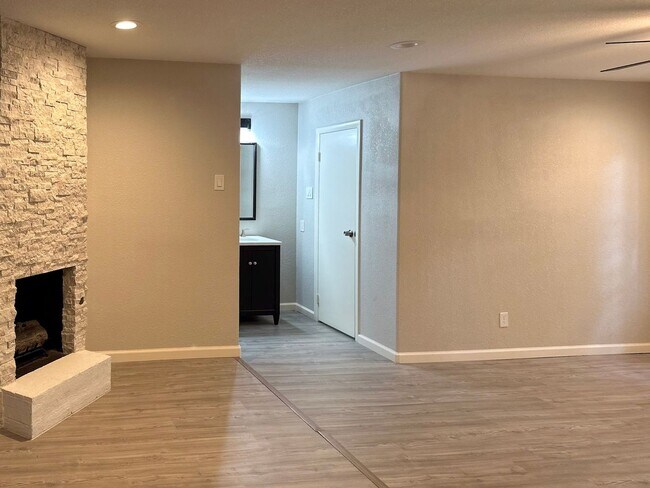 Building Photo - 4 Bedroom / 2 Bath / 2 Car Garage
