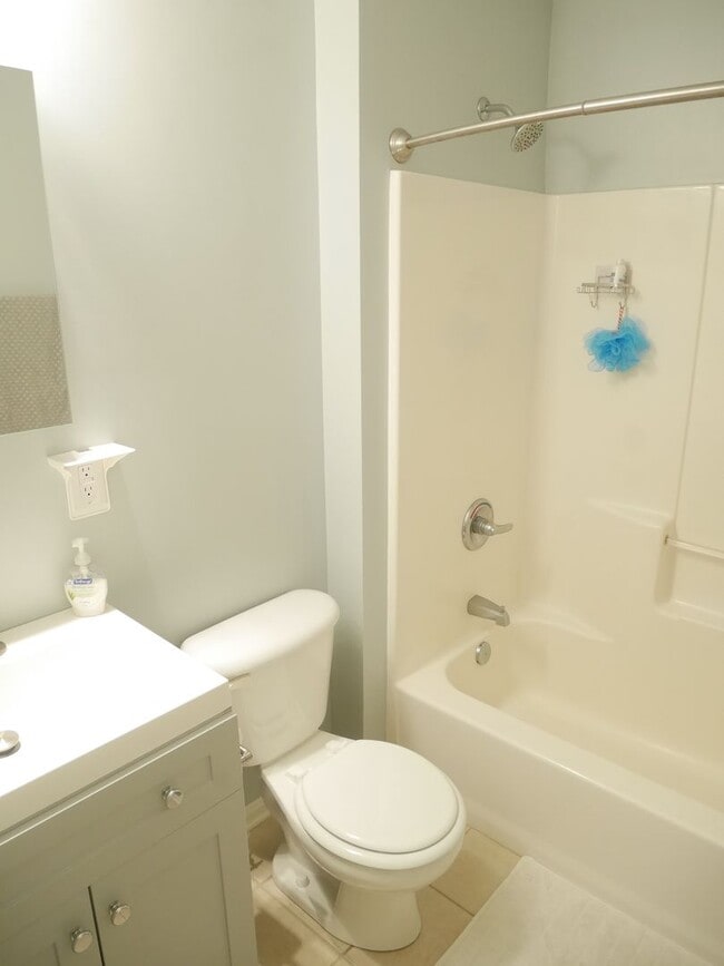 Building Photo - Spacious 3-Bedroom Single-Family Home in E...