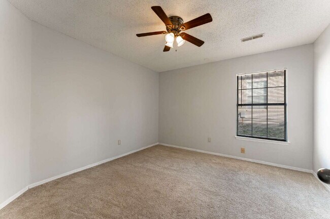 Building Photo - "Charming 2-Bed, 2-Bath Duplex with Granite Touches on Samantha Street!"