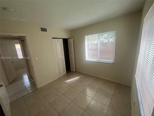 Building Photo - 1419 SW 22nd Ave
