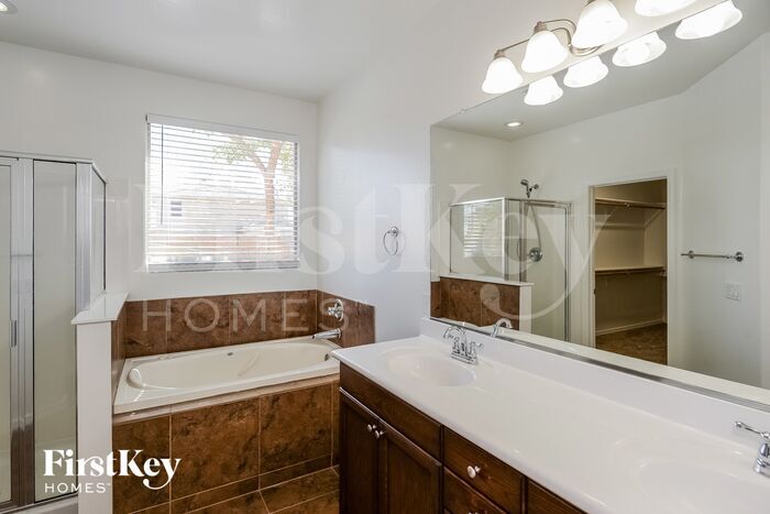 Building Photo - 1018 W Corriente Dr