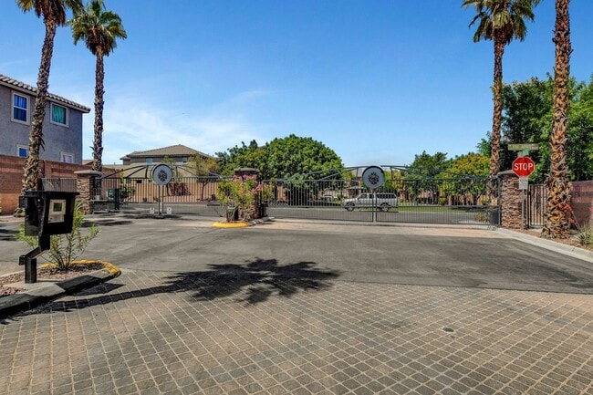 Building Photo - 3 Bedroom Split Level Home in Centennial H...