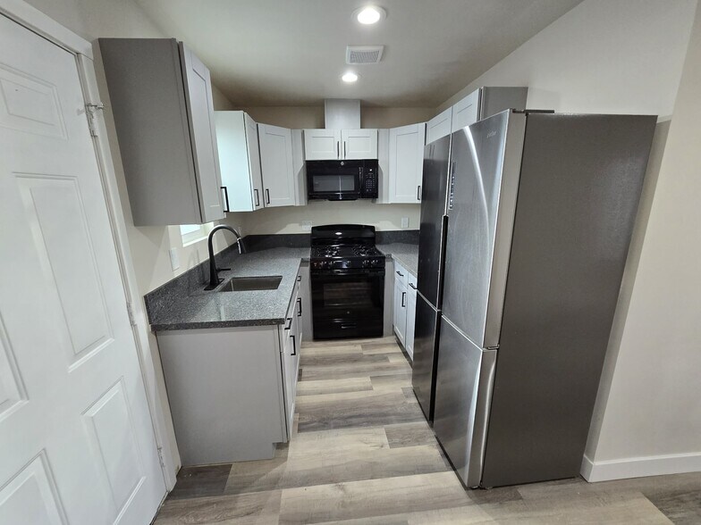 Building Photo - 5305 Santa Margarita St