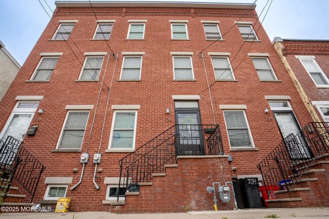 Building Photo - 736 New St