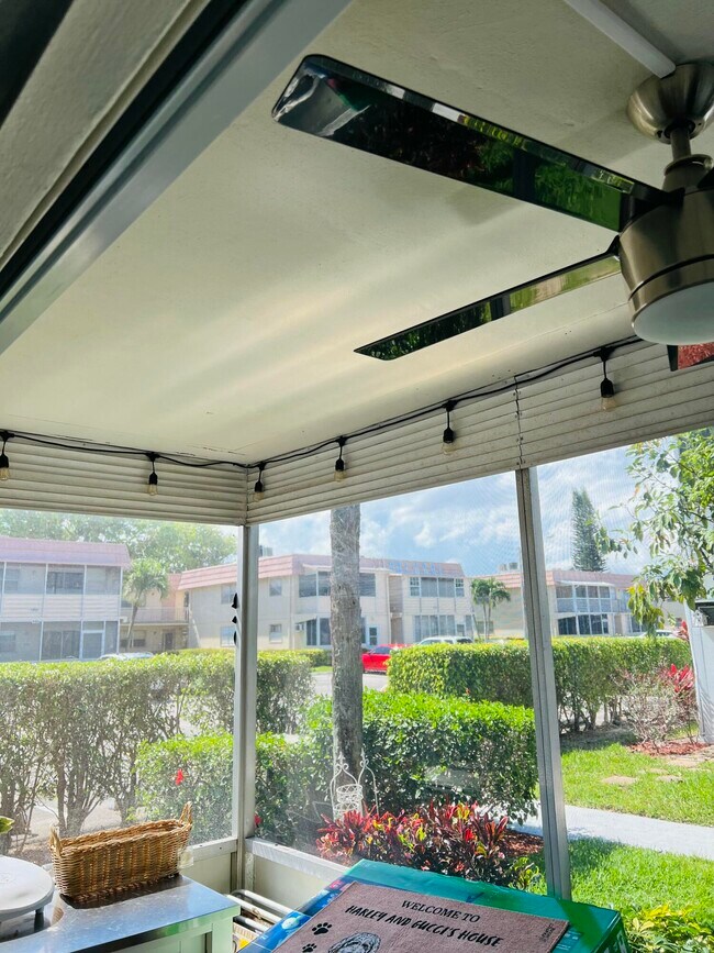 Building Photo - 390 Saxony Way