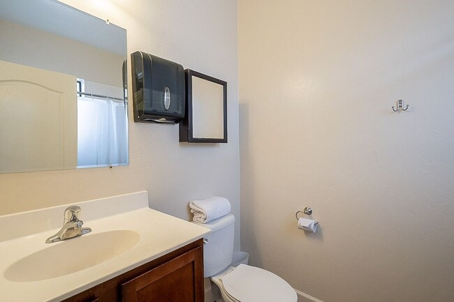 Building Photo - 928 E 6th St