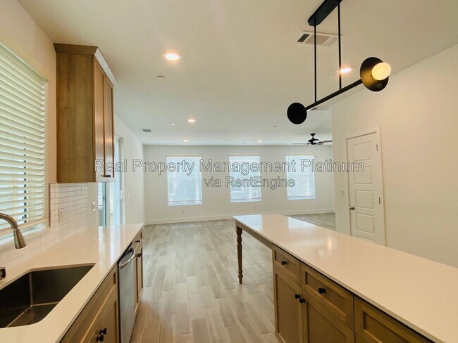 Building Photo - 2752 E Tamarind Dr