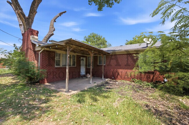 Building Photo - 841 N Country Acres Ave