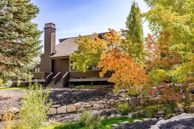 Building Photo - Luxury Condo Retreat at the base of Park C...