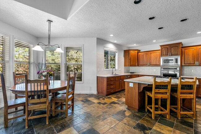 Building Photo - Single Level Gorgeous Awbrey Glen home!