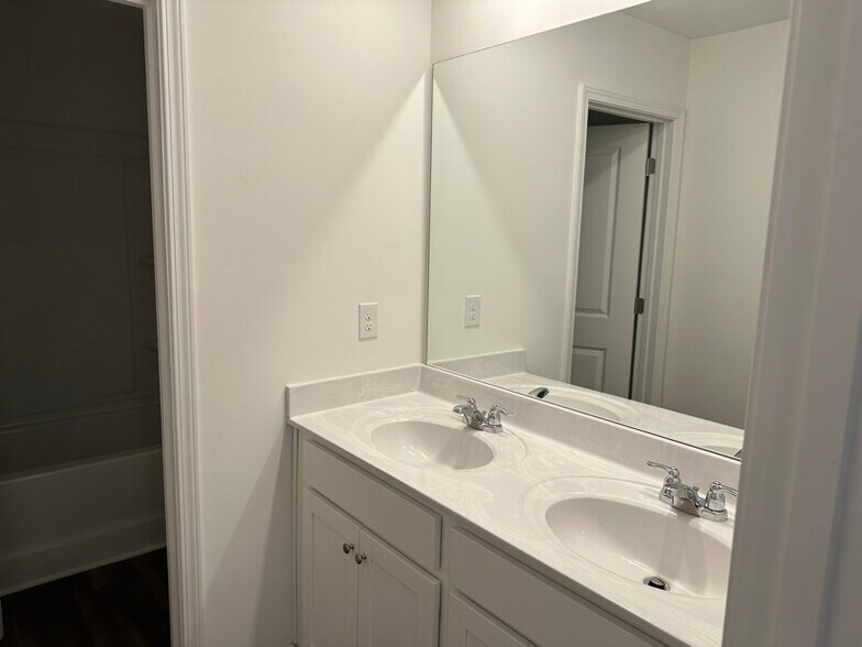 Building Photo - 1112 Holland Dr