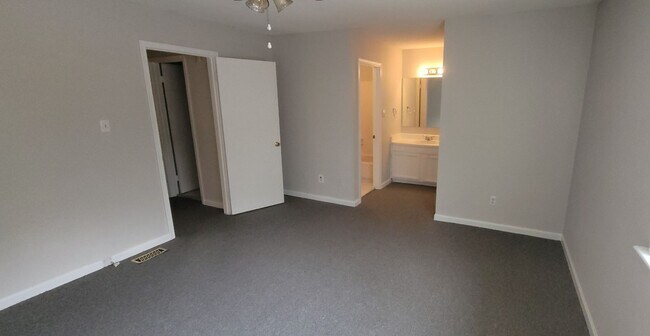 Building Photo - 7237 Sandy Creek Dr