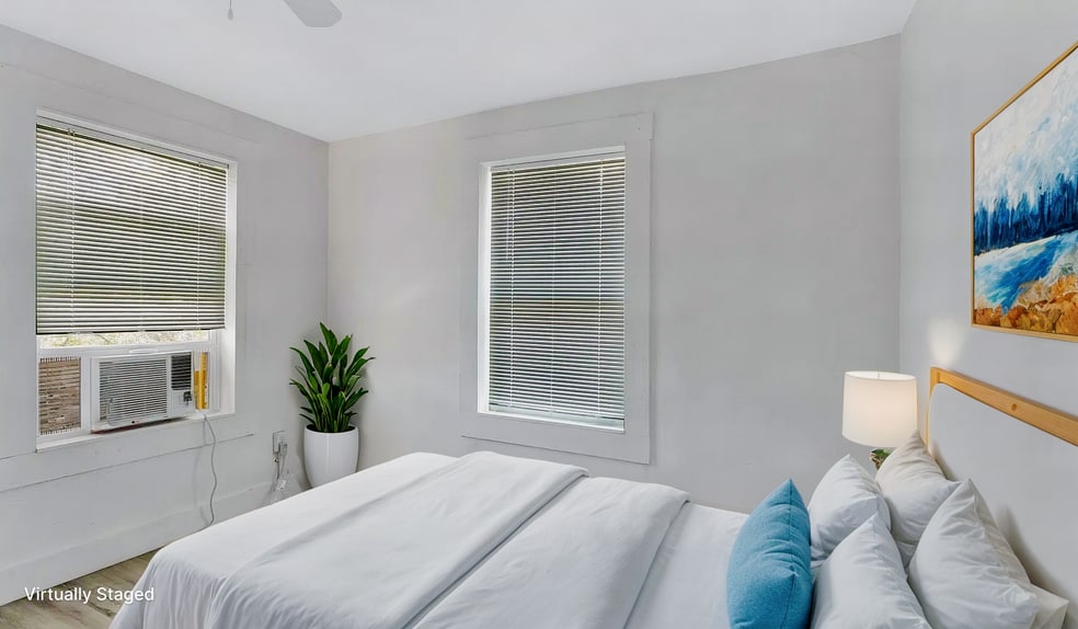 Building Photo - 2737 Stuart Dr