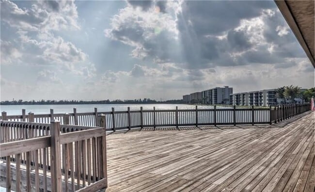 Building Photo - 115 Lake Emerald Dr