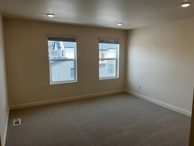 Building Photo - GET $1000 OFF THE FIRST MONTHS RENT!!!