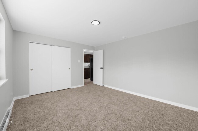 Building Photo - 7800 S Shore Dr