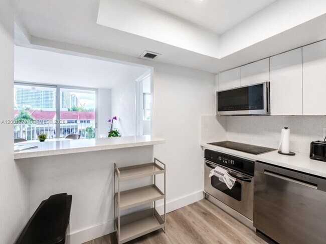 Building Photo - 16565 NE 26th Ave