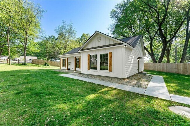 Building Photo - 1921 Hazelwood Dr SE