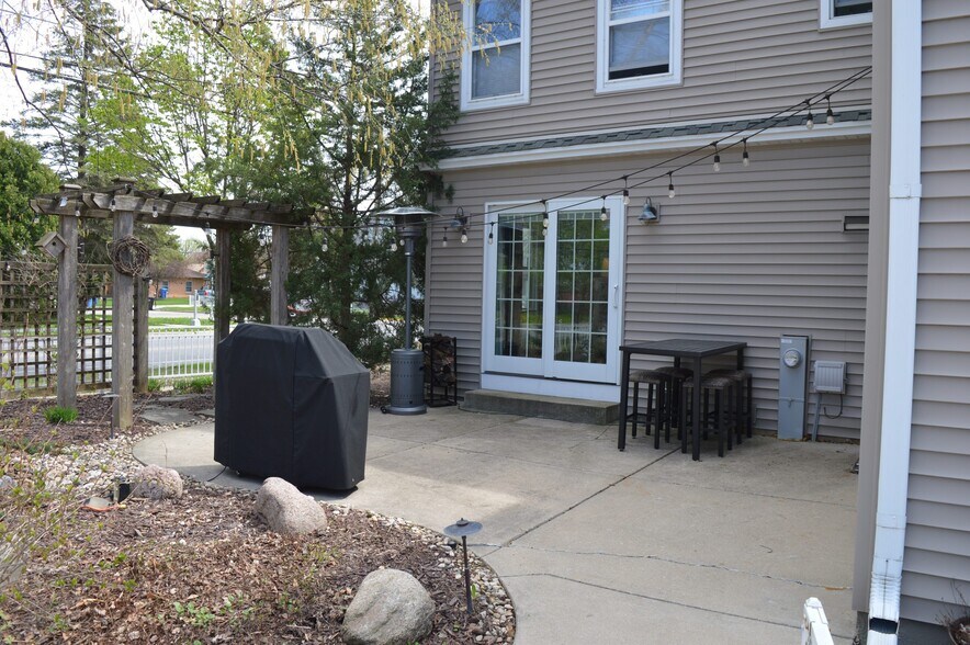 Building Photo - 7002 Hubbard Ave