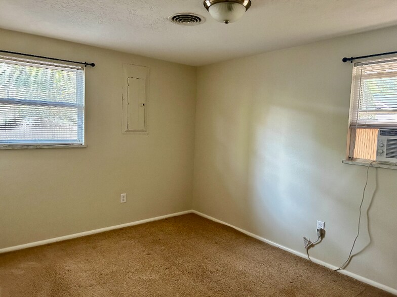 Building Photo - 1115 N Texas St