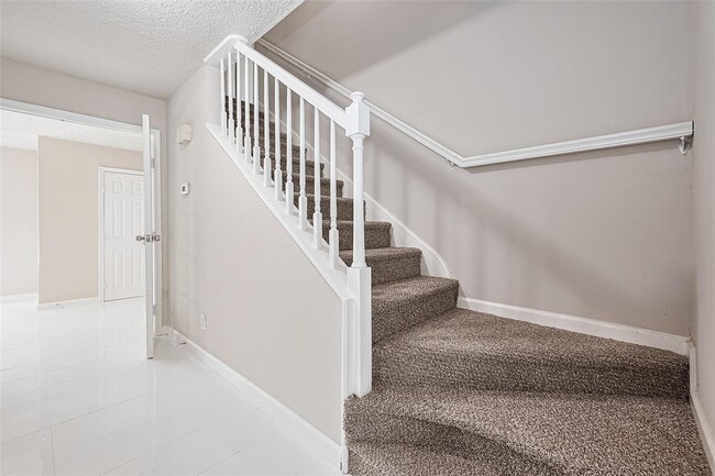 Building Photo - 10815 Creektree Dr