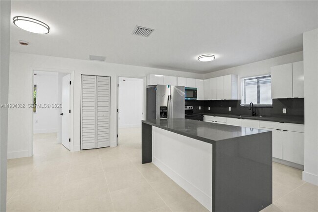 Building Photo - 5823 NW 30th Ave