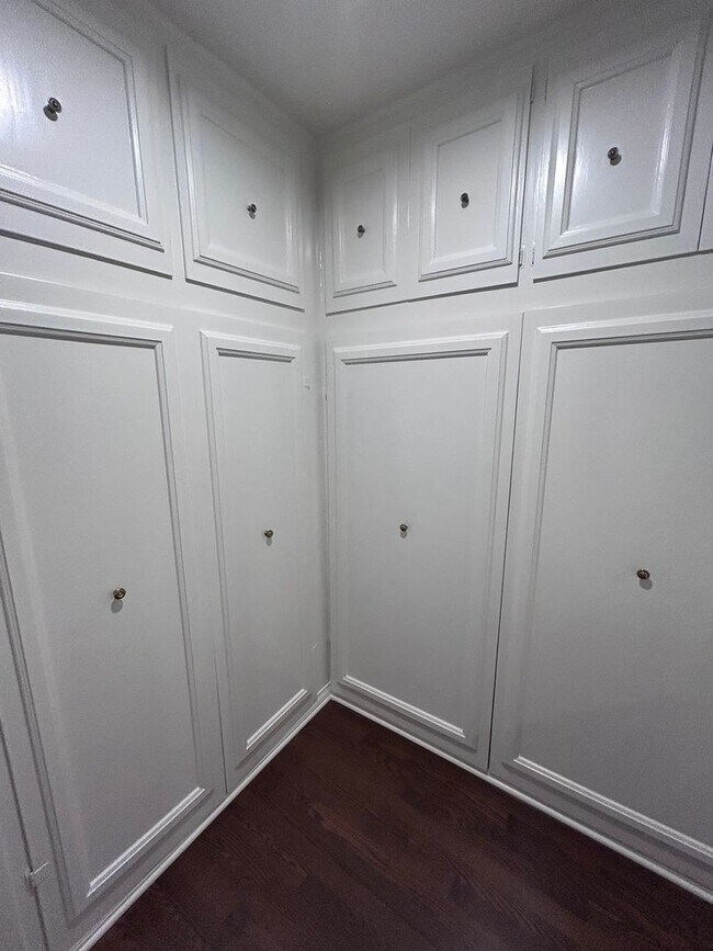 Building Photo - 9080 Shoreham Dr