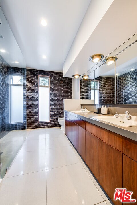 Building Photo - 2431 Carman Crest Dr