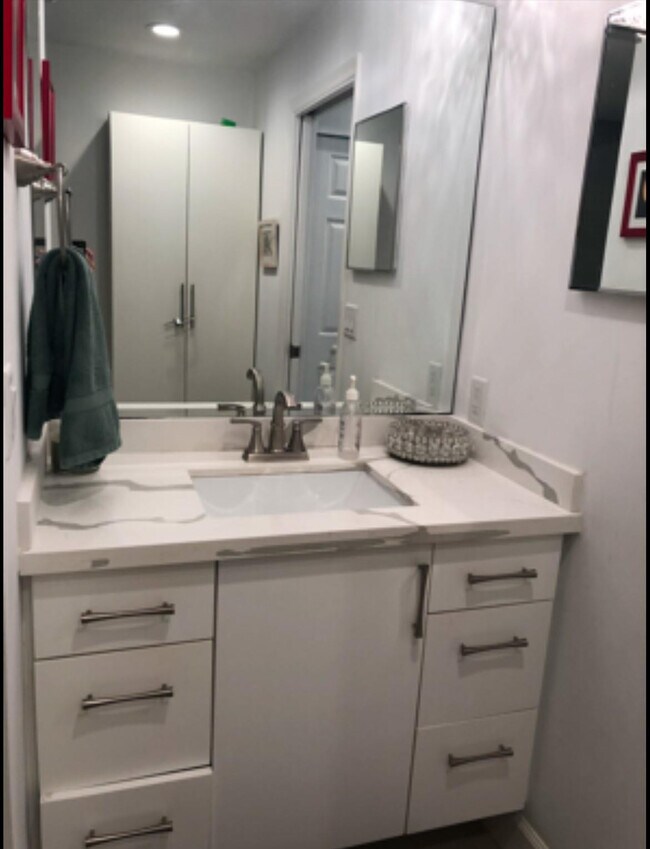 Building Photo - 330 Ave