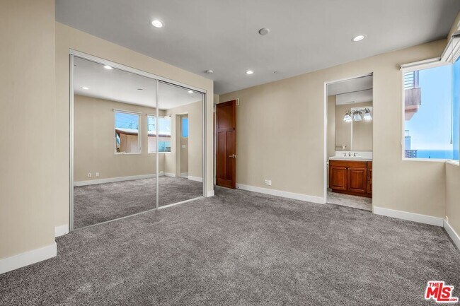 Building Photo - 308 Gull St