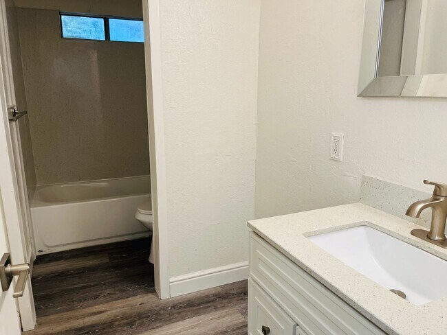 Building Photo - Cute & Updated Duplex