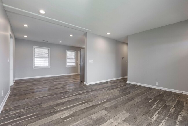 Building Photo - 8508 Westport Road (Briarwood/ East Louisv...