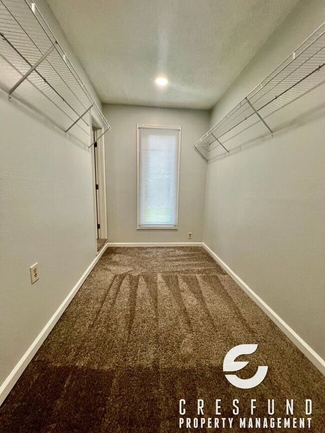 Building Photo - RECENTLY RENOVATED 3 BEDROOM - Ready for M...