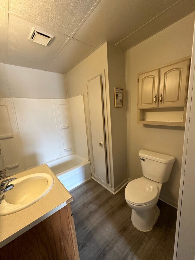 Building Photo - 417 Middlebury St